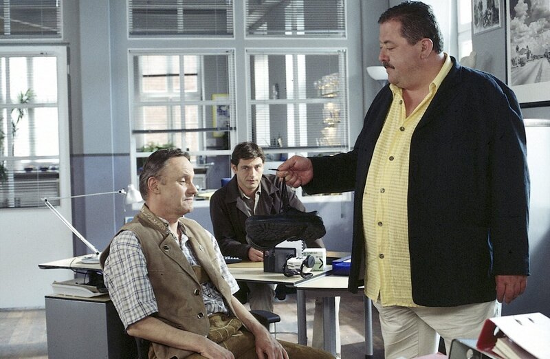 (v.li.): Stefan Born (Konrad Seidl), Tom Mikulla (Christian Lind), Joseph Hannesschläger (Korbinian Hofer). – Bild: ORF/​ZDF/​Christian A. Rieger