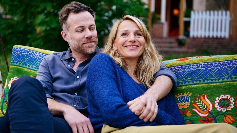 Nora (Tanja Wedhorn) und Max (Bernhard Piesk) sortieren sich neu: Seine Tochter Klara zieht aus! Die Zweisamkeit könnte aber, wie es scheint, nur von kurzer Dauer sein. – Bild: SRF/​ARD Degeto/​Arnim Thomaß