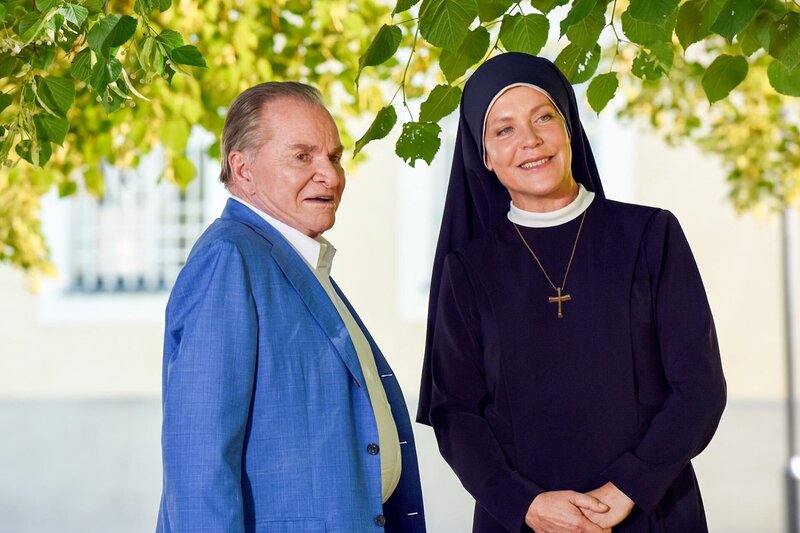 Fritz Wepper (Wolfgang Wöller), Janina Hartwig (Hanna Jakobi). – Bild: ORF/​Beta Film/​ARD/​Barbara Bauriedl