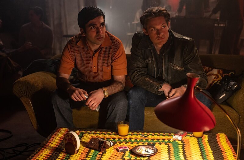Winne (Damian Hardung, r.) und Bijan (Omid Memar) besprechen im Jugendclub, dass sie zur Anti Schah Demo nach Berlin fahren wollen. – Bild: WDR/​UFA Fiction/​Wolfgang Ennenbach