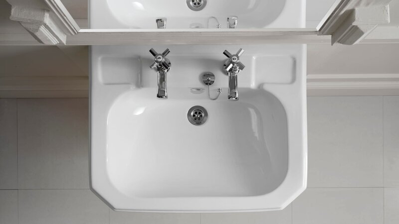 Washbasin in front of bathroom mirror. – Bild: TERRY MCCORMICK /​ Getty Images /​ Stockbyte 159114098 /​ Terry McCormick