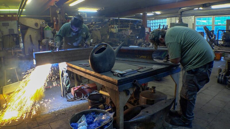 The A-frame needs extensions. Klotzki (l.) and Lukas are welding the recovery aid. – Bild: Warner Bros. Discovery