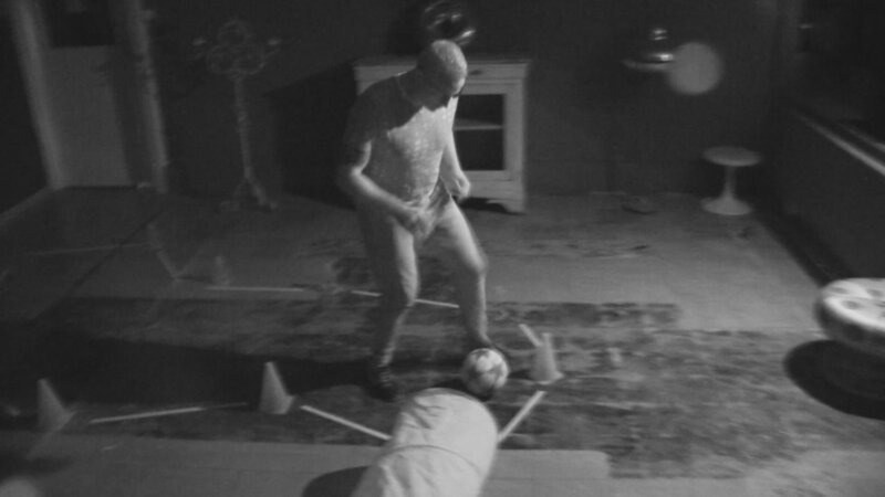 LONDON – Having worn an eye patch, Dan moves it over to his left eye and begins the football course in the dark. He manages to complete the course and score in the goal. His night vision has been transformed. – Bild: The National Geographic Channel