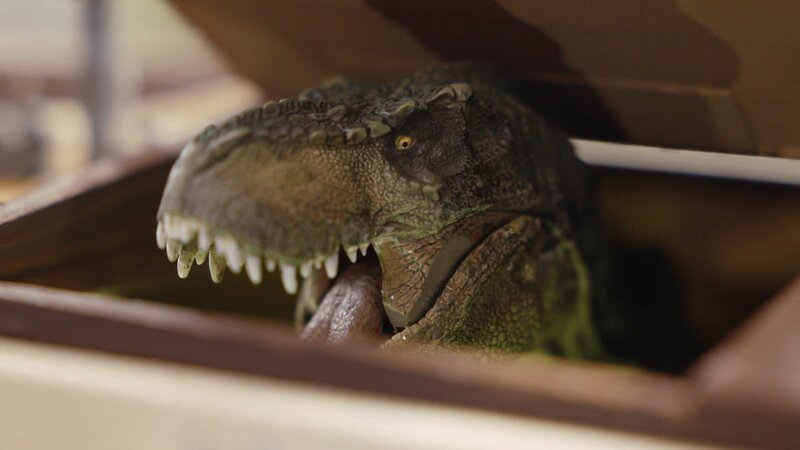 Ein in einem Schiff versteckter T-Rex soll Besucher erschrecken. Dafür haben sich die Tüftler einige Raffinessen einfallen lassen. – Bild: Curiosity TV
