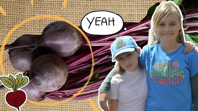 Mira (rechts) will mit Lyra (links) rote Bete ernten. – Bild: KiKA/​bildpool Film- & Fernsehproduktion GmbH/​Harald Mohr