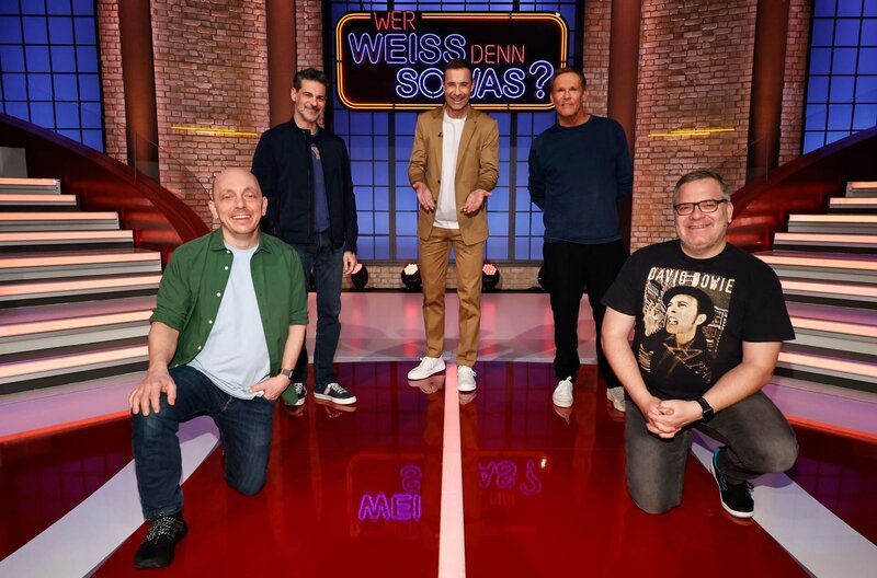 Moderator Kai Pflaume (M.) und seine Rateteam-Kapitäne Bernhard Hoëcker (l.) und Elton (r.) begrüßen in dieser Sendung den Comedian Rick Kavanian (2.v.l.) und den Schauspieler Christian Tramitz (2.v.r.). – Bild: ARD/​Morris Mac Matzen