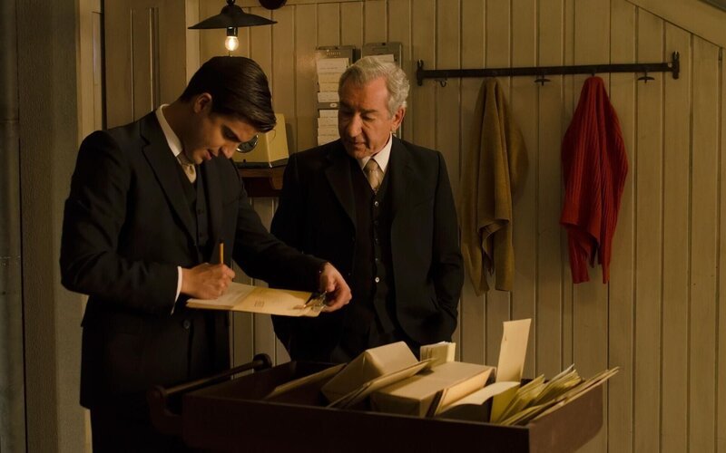 Max (Maxi Iglesias, l.); Don Emilio (José Sacristán, r.) – Bild: Manuel Fernández-Valdés/​BetaFilm