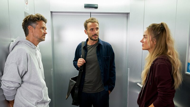 Dr. Sterns (Max Alberti, M.) plötzliches Auftauchen in der Karlsklinik überrumpelt nicht nur Betty (Annina Hellenthal, r.), der die Begegnung mit ihrem Ex vor David (Wayne Carpendale, l.) zunächst unangenehm ist. Dr. Stern ist jedoch nicht wegen Betty, sondern wegen eines ungewoh?hnlichen Patientenfalls an die Karlsklinik gekommen. Er und Betty erweisen sich hierbei wieder als gutes Team. – Bild: ZDF und Guido Engels