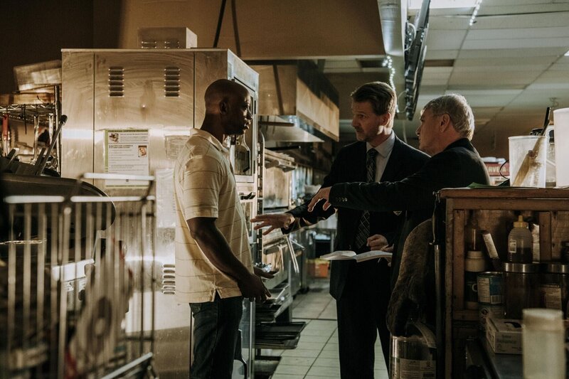 Detektive untersuchen den Mord an Imran Ashgar – Bild: Saloon Media Inc. Lizenzbild frei