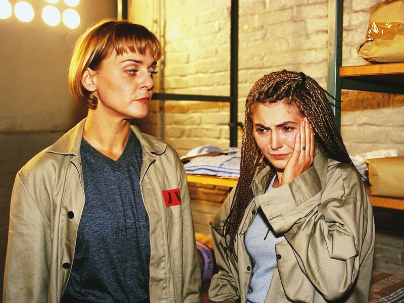 Mona (Anja Beatrice Kaul, li.) möchte, daß Jule (Anke Rähm) mehr auf Axels Wünsche eingeht. Noch weiß sie nicht, daß Jule ihre Tochter ist …. – Bild: RTL Passion