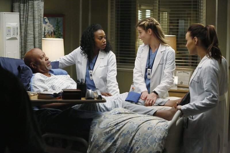 Dr. Webbers (James Pickens Jr., l.) Gesundheit. Auch Stephanie (Jerrika Hinton, 2.v.l.), Leah (Tessa Ferrer, 2.v.r.) und Jo (Camilla Luddington, r.) versuchen eine Lösung zu finden … – Bild: American Broadcasting Companies, Inc. /​ Kelsey McNeal