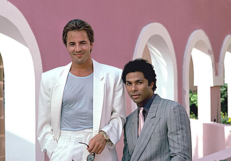 MIAMI VICE -- Sleuth Series -- Pictured: (l-r) Don Johnson as Det. John „Sonny“ Crockett, Philip Michael Thomas as Det. Ricardo Tubbs – Bild: RTL Crime