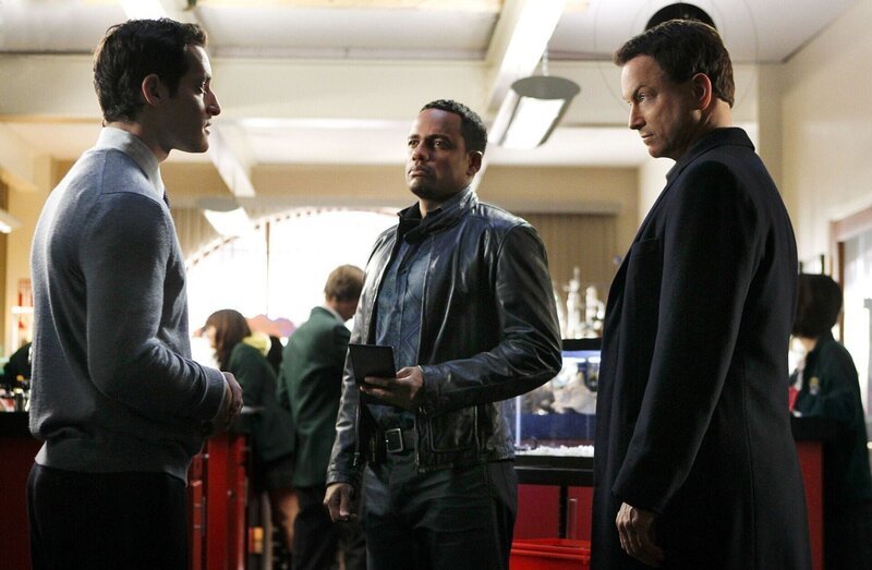 Der verschwundene Skorpion aus dem Biologieunterricht von Mr. Booker (Jeremy Glazer, l.): Dr. Sheldon Hawkes (Hill Harper, M.) und Detective Taylor (Gary Sinise) finden Reste des Tieres an einem Fußabdruck im Toilettenraum, wo sich auch Blutspuren des Opfers befanden. Ist dies womöglich die Spur zum Mörder? – Bild: RTL /​ CBS