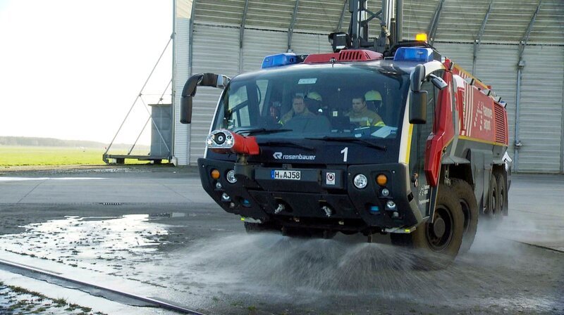 Der Panther ist ein Löschfahrzeug für Flughäfen. Mit seinen Bodendüsen kann er im Notfall auch durch Feuer fahren. – Bild: NDR/​Novofilm GmbH