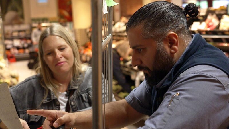 Gina und Apo kümmern sich um den Einkauf für die Auslieferungen und müssen sich beeilen, um alles rechtzeitig zu schaffen. – Bild: RTLZWEI