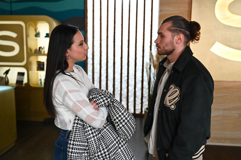 Charlotte „Charlie“ (Shaolyn Fernandez) macht Milan (Vitali Huk) entschieden klar, einzig über ihre Leistung bekannt werden zu wollen. – Bild: RTL /​ Julia Feldhagen /​ Der Vanessa Faktor