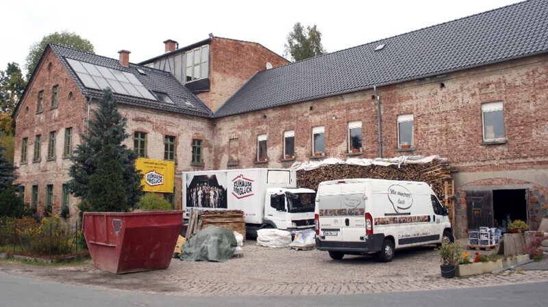 Michael (50) und Kerstin (47) haben sich mit ihren acht Kindern den Traum einer großen Familie erfüllt. Damit die Rasselbande auch genug Platz hat, kauft das Paar eine alte, renovierungsbedürftige Mühle (Foto). Doch die Freude darüber währt nicht lange: Michael stellt schwerwiegende Mängel fest, die dringend beseitigt werden müssen. – Bild: RTL II