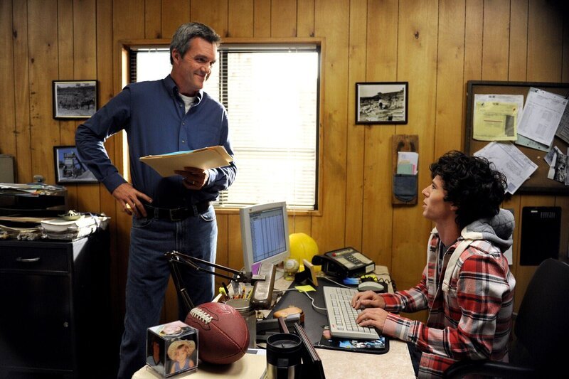 Mike (Neil Flynn, l.) erwischt Axl (Charlie McDermott, r.) beim Schule schwänzen und entschließt sich deswegen, ihn zur Strafe mit in den Steinbruch zu nehmen … – Bild: Warner Brothers Lizenzbild frei
