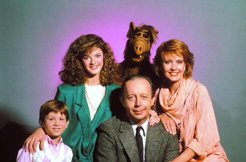 Alf (hi.) und die Familie Tanner: (v.li.) Brian (Benji Gregory), Lynn (Andrea Elson), Willie (Max Wright) und Kate (Anne Schedeen) – Bild: RTL NITRO