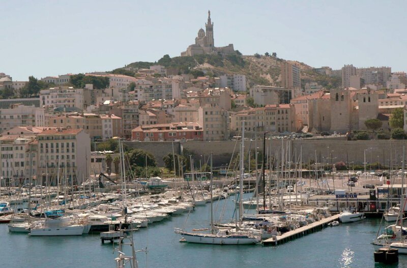 Albert Dubout wurde 1905 in Marseille geboren. Seine humoristischen Zeichnungen schöpften aus lautstarken Boulespielen und choreographierten Stierkämpfen. – Bild: Elephant Doc