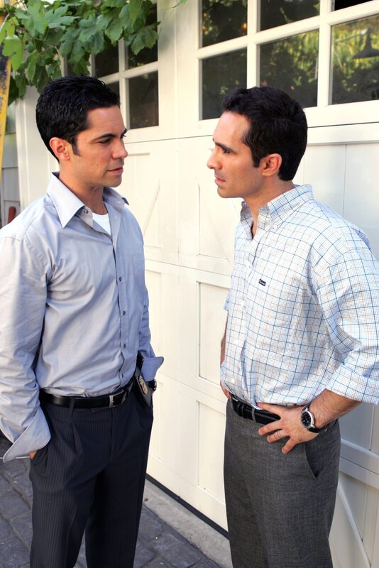 Scott (Danny Pino, l.) besucht seinen Bruder Mike (Nestor Carbonell, r.) bezüglich eines Kindesmissbrauchs … – Bild: Sat.1 Gold