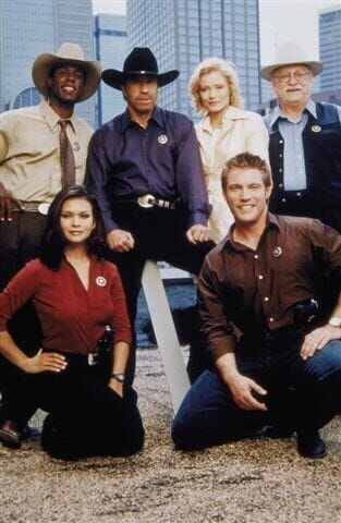 Francis Gage (Judson Mills), Alex Cahill (Sheree J. Wilson), Cordell Walker (Chuck Norris), Sidney Cooke (Nia Peeples) und James Trivette (Clarence Gilyard Jr.) – Bild: Nitro