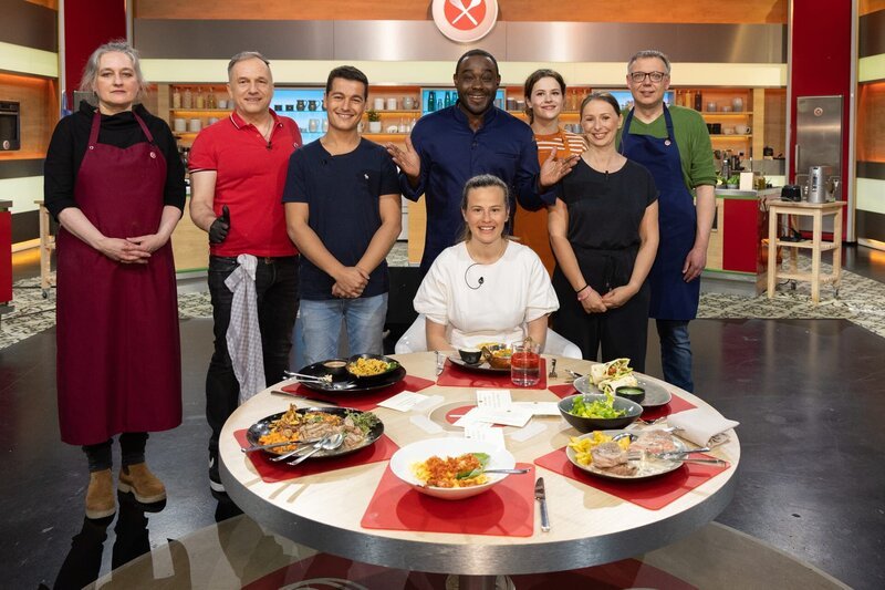 Von links: Andrea Absolon, Kurt Daibenzeiher, Gil Leon Füllbeck, Jurorin Milena Broger, Moderator Nelson Müller, Paula Kreidelmeyer, Janine Hübel, Sascha Eckart – Bild: ZDF und Norman Kalle