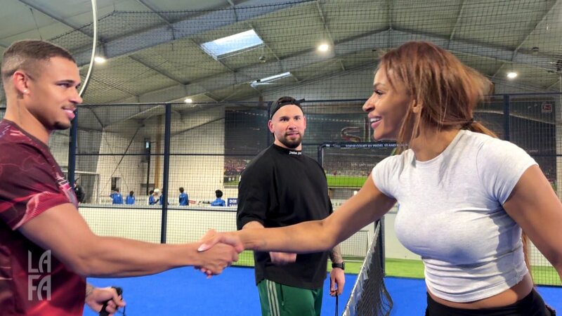 Mission „WG zieht durch!“ ist in vollem Gange: heute geht es zum Padel-Tennis und die Frage, wer ne bessere Figur macht: Mädels oder Jungs? Von Tims Mama lernen wir noch ein neues Wort (Bildungsauftrag erfüllt!) – Bild: RTLZWEI