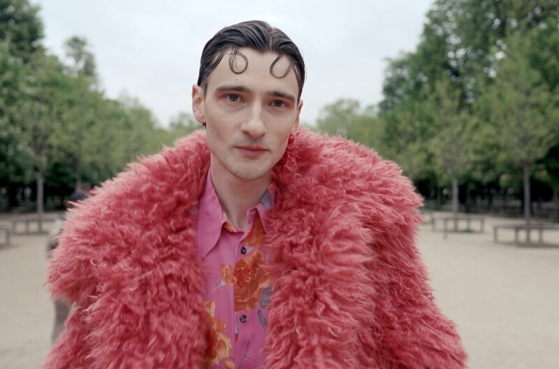 Sebastian Schneider in Paris als Madame Houpflé: Die Romanfigur Thomas Manns hatte ein Liebesverhältnis mit Manns bekannter Figur des Hochstaplers, Felix Krull. – Bild: Florianfilm Sebastian Schneider in Paris als Madame Houpflé: Die Romanfigur Thomas Manns hatte ein Liebesverhältnis mit Manns bekannter Figur des Hochstaplers, Felix Krull. – Bild: Florianfilm