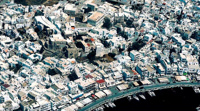 Enge Gassen und weiß getünchte Häuser; Kykladen-Architektur in Naxos Stadt. – Bild: SR/​Carsten Heider /​ ZDF und SR/​Carsten Heider