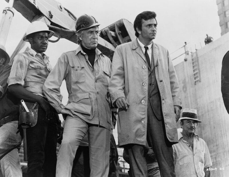 „Columbo – Ein Denkmal für die Ewigkeit“, Der erfolgreiche Architekt Elliot Markham befasst sich mit einem Projekt, das alles übertreffen soll, was er bisher gebaut hat: eine supermoderne Stadt. Markham hofft, dass der reiche Beau Williamson das Vorhaben finanziert. Der Multimillionär lehnt jedoch ab. Nach einer heftigen Auseinandersetzung mit dem Architekten verschwindet Williamson spurlos.Im Bild (v.li.): Patrick O’Neal (Elliot Markham), Peter Falk (Lt. Columbo). – Bild: port.hu