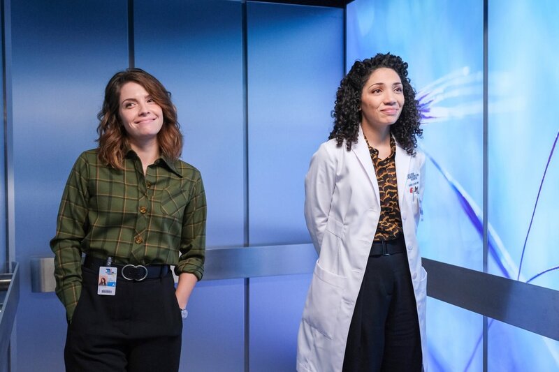 L-R: Lea Dilallo (Paige Spara) and Dr. Carly Lever (Jasika Nicole) – Bild: ORF/​Sony Pictures/​ABC/​Liane Hentscher