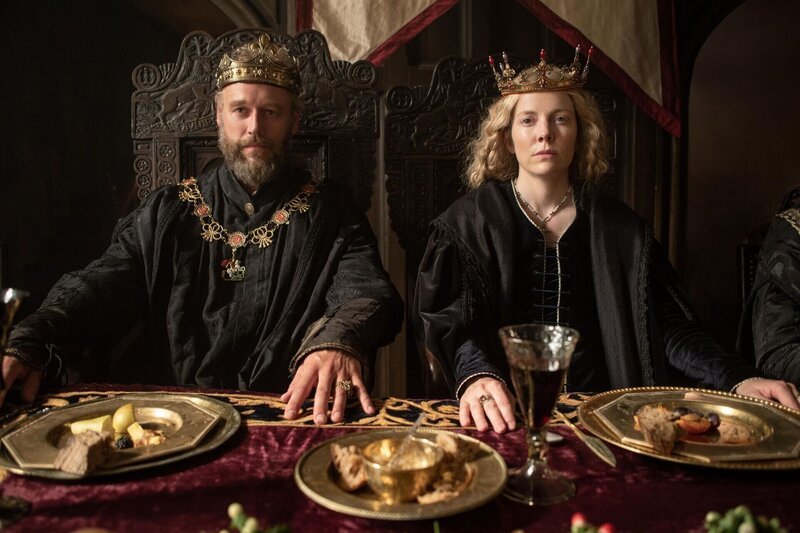 König Henry Tudor (Elliot Cowan, l.); Königin Elizabeth von York (Alexandra Moen, r.) – Bild: TSP Productions LTD.