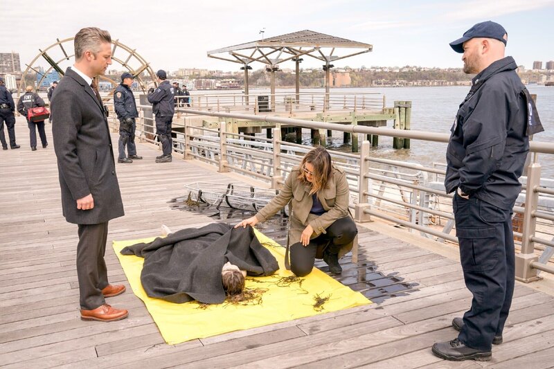 v.l.: Dominick „Sonny“ Carisi (Peter Scanavino), Lindsay Parker (Annie Baltic), Lieutenant Olivia Benson (Mariska Hargitay) und Sgt. Carl Matthews (Travis Mitchell) – Bild: Mediengruppe RTL