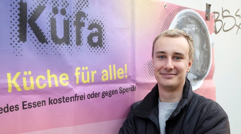 Eric (23) lebt offen schwul und engagiert sich vielfältig in seiner Kleinstadt Weißenfels in Sachsen-Anhalt, was nicht jedem gefällt. Neben der Suppenküche organisiert er einen CSD und rechnet mit großer Bedrohung von Rechts. – Bild: MDR/​LÖWE TV/​Thomas Keffel