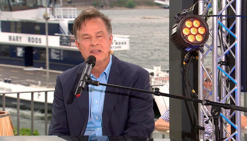 Kabarettist Lars Reichow erzählt direkt vom Flussufer von großen und kleinen Katastrophen seines Alltags, dazu gibt es Sketche und Musik. Gute Unterhaltung zum Lachen und Genießen. – Bild: SWR