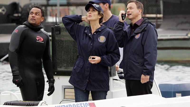 Dr. Sheldon Hawkes (Hill Harper, l.), Detective Stella Bonasera (Melina Kanakaredes) und Det. Mac Taylor (Gary Sinise) sind zunächst ratlos. Ein Mann fällt von einer Brücke auf einen Attentäter und beendet so einen Amoklauf auf dem East River. Doch war der Sprung wirklich ein Selbstmord? – Bild: MG RTL D / CBS Dr. Sheldon Hawkes (Hill Harper, l.), Detective Stella Bonasera (Melina Kanakaredes) und Det. Mac Taylor (Gary Sinise) sind zunächst ratlos. Ein Mann fällt von einer Brücke auf einen Attentäter und beendet so einen Amoklauf auf dem East River. Doch war der Sprung wirklich ein Selbstmord? – Bild: MG RTL D / CBS