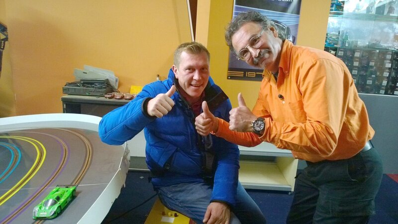 Experte Otto Schulte (li.) bestaunt die riesige Carrera-Sammlung von Jörg (re.) – Bild: RTL II