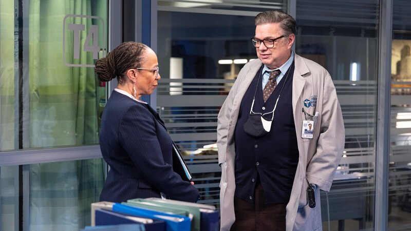 Chicago Med Staffel 6 Folge 12 Beste Freunde: S. Epatha Merkerson Sharon Goodwin, Oliver Platt als Dr. Daniel Charles – Bild: SRF/​NBC Universal