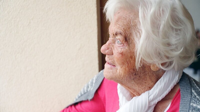 Die 105jährige Barbara B. aus Salzburg war passionierte Bergsteigerin. Tausende Male hat sie den Untersberg, den Salzburger Hausberg, bestiegen. Sie schwört auf Bewegung und Disziplin. – Bild: ORF