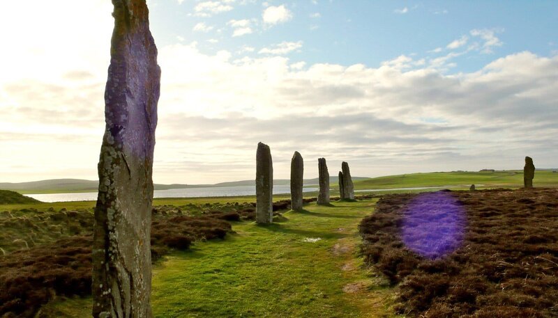 Spuren vergangener Zeiten: Der Steinkreis „Ring of Brodgar“ auf den schottischen Orkney-Inseln stammt aus dem Neolithikum. – Bild: NDR/​Till Lehmann