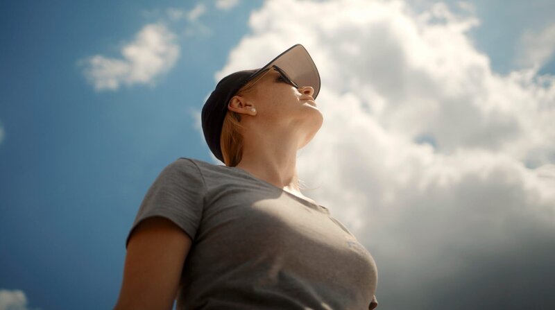 Wie hält sie das aus? Dachdeckermeisterin Julia Peetz arbeitet bei mehr als 30°C auf dem Dach. – Bild: ZDF und HR.