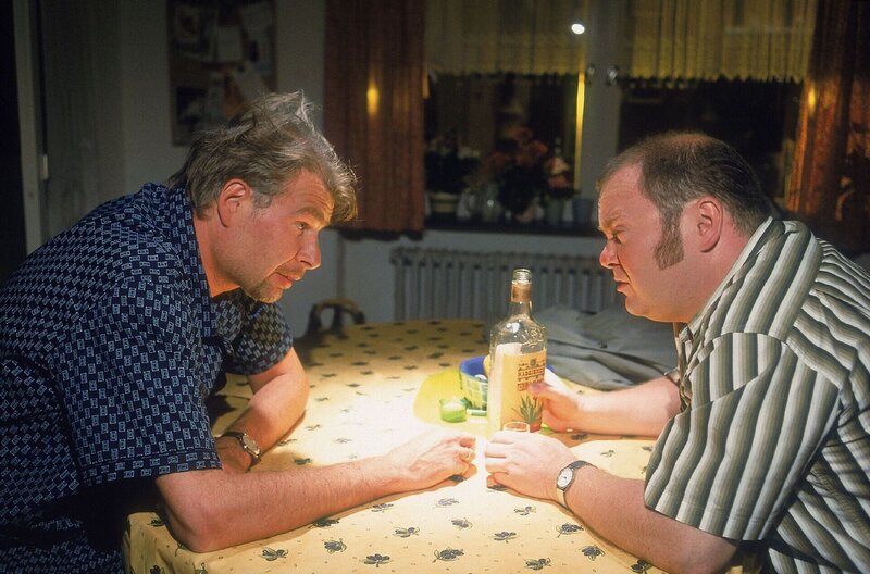 Horst (Frank Vockroth, l.) versucht Bernie (Georg Alfred Wittner) mit etwas Tequilla gesprächig zu machen. Irgend etwas versucht der ihm nämlich zu erzählen, scheint sich aber nicht ganz zu trauen. – Bild: RTL /​ Frau Schumann