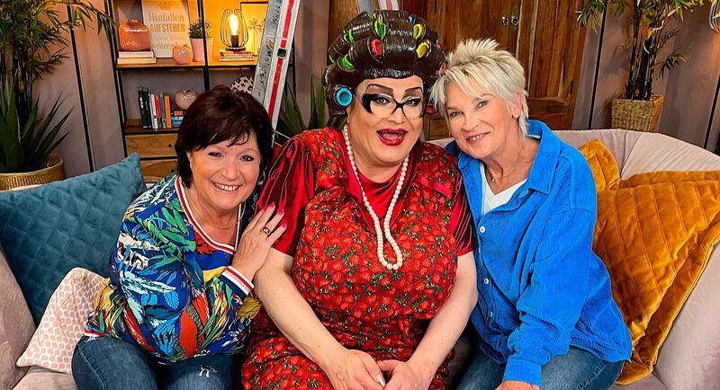 v.l.n.r. Petra Binder, Frl. Wommy Wonder und Doris Reichenauer sitzen auf dem Sofa. – Bild: SWR