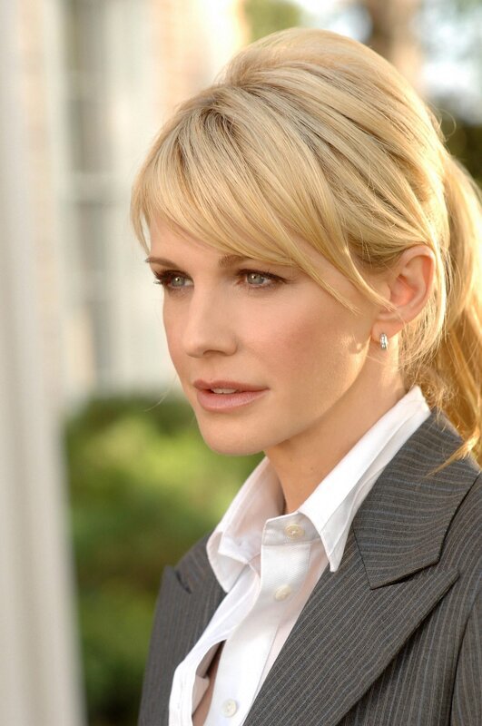 Wieder einmal rollen Det. Lilly Rush (Kathryn Morris) und ihr Team einen Fall, der bereits viele Jahre zurück liegt, neu auf … – Bild: Warner Bros. Television