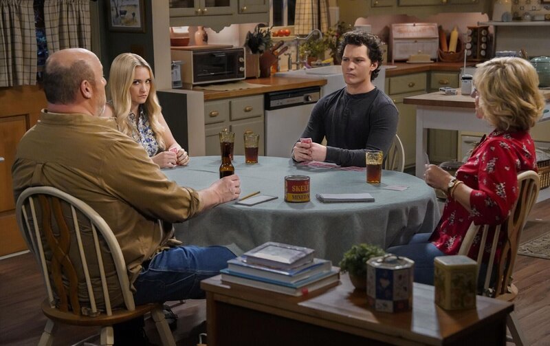 (im Uhrzeigersinn) Jim McAllister (Will Sasso); Mandy McAllister (Emily Osment); Georgie Cooper (Montana Jordan); Audrey McAllister (Rachel Bay Jones) – Bild: 2024 CBS Broadcasting, Inc. All Rights Reserved. /​ Robert Voets