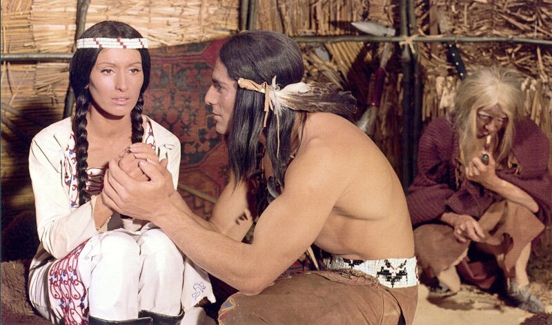 Chingachgook (Gojko Mitic), dem letzten der Mohikaner, ist Wahtawah (Andrea Drahota), die schöne Tochter des Delawarenhäuptlings versprochen. Doch sie wird vom Stamm der Huronen geraubt. – Bild: MDR/​Drefa