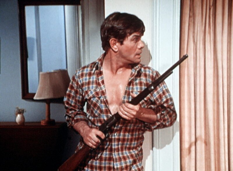 Kenny (Ben Andrews) hat sich in seinem Verfolgungswahn im Haus verschanzt. – Bild: WARNER BROS. INTERNATIONAL TELEVISION