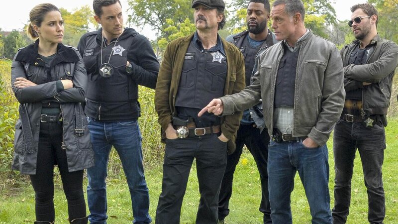 V.l.: Erin Lindsay (Sophia Bush), Jay Halstead (Jesse Lee Soffer), Alvin Olinsky (Elias Koteas), Kevin Atwater (Laroyce Hawkins), Hank Voight (Jason Beghe), Adam Ruzek (Patrick John Flueger) – Bild: RTL /​ NBC Universal