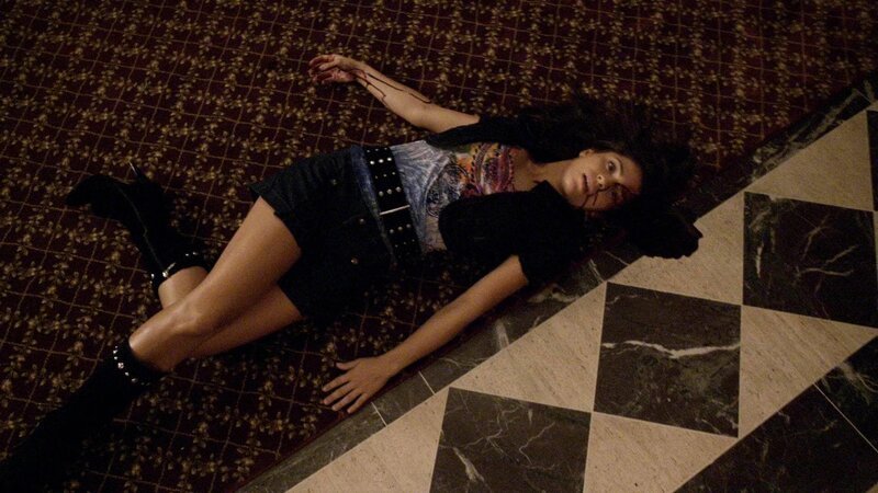 Brooke Hallworth (Raquel Alessi) wird in einem Hotelzimmer Opfer eines Überfalls. Während ihr Freund seinen schweren Verletzungen erliegt, überlebt sie den Anschlag. Doch kann sie sich aufgrund einer Amnesie nicht mehr an den Vorfall erinnern. – Bild: VOX